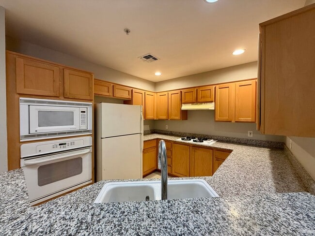 Building Photo - 2/BD 2/BA Third Floor Condo in Guard-Gated...