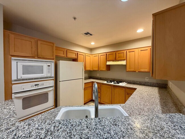 Foto del edificio - 2/BD 2/BA Third Floor Condo in Guard-Gated...