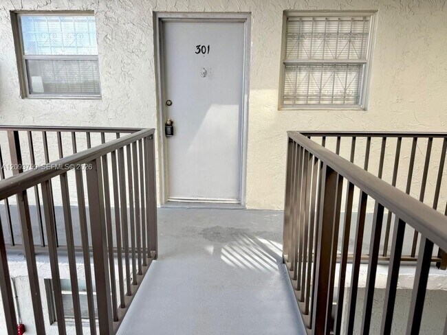 Building Photo - 305 W 68th St