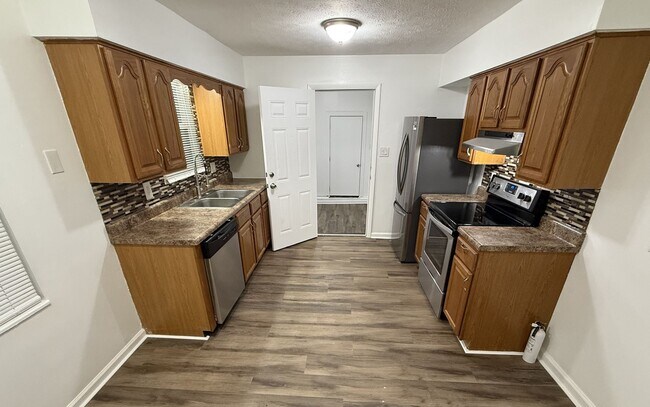 Foto del edificio - Completely updated 3br+bonus/1.5ba home in convenient location