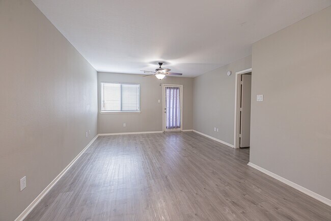 Foto del edificio - 6210 Lone Prairie Way