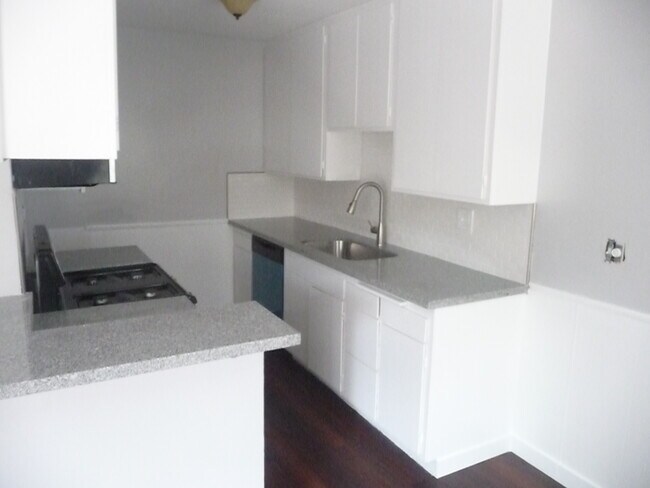 Foto del edificio - 12210 W Magnolia Blvd