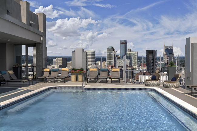 Piscina estilo centro turístico en la azotea - SkyHouse Nashville