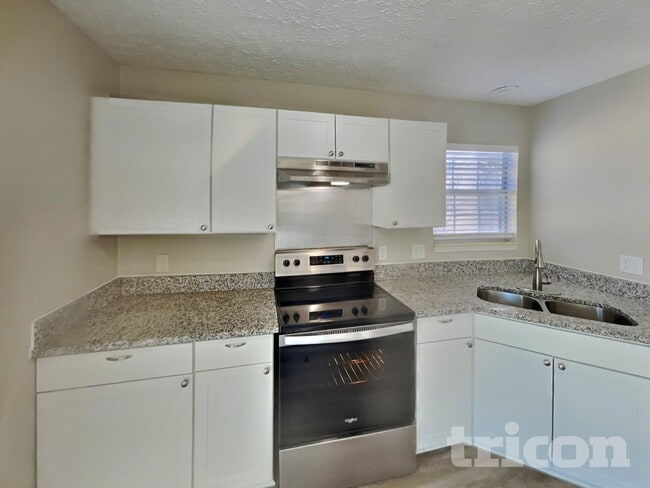 Building Photo - 2773 Riverbend Dr