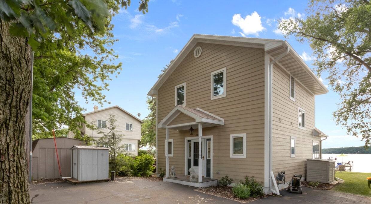 Primary Photo - 2316 Lakeshore Dr