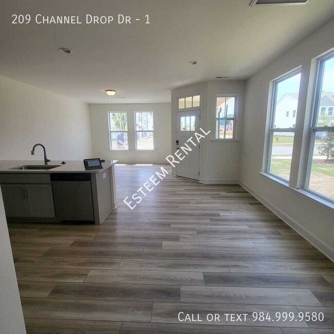 Building Photo - 209 Channel Drop Dr