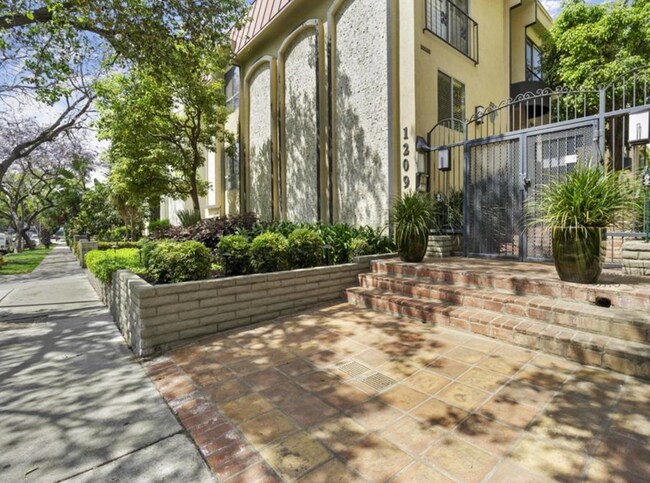 Foto del edificio - 1209 N Kings Rd