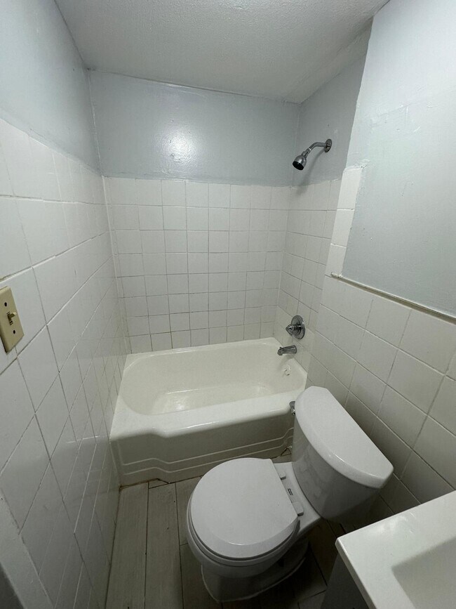 Foto del edificio - 1178 W 10th St