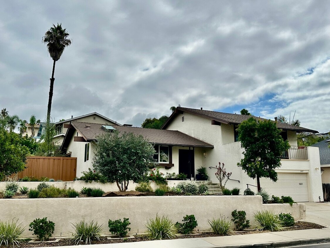 Primary Photo - Stunning 4B 3.5 BA Home in Bay Park w/ AC ...