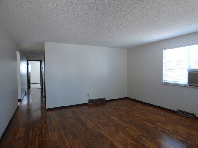 Foto del edificio - 1942-1944 Yeager Drive