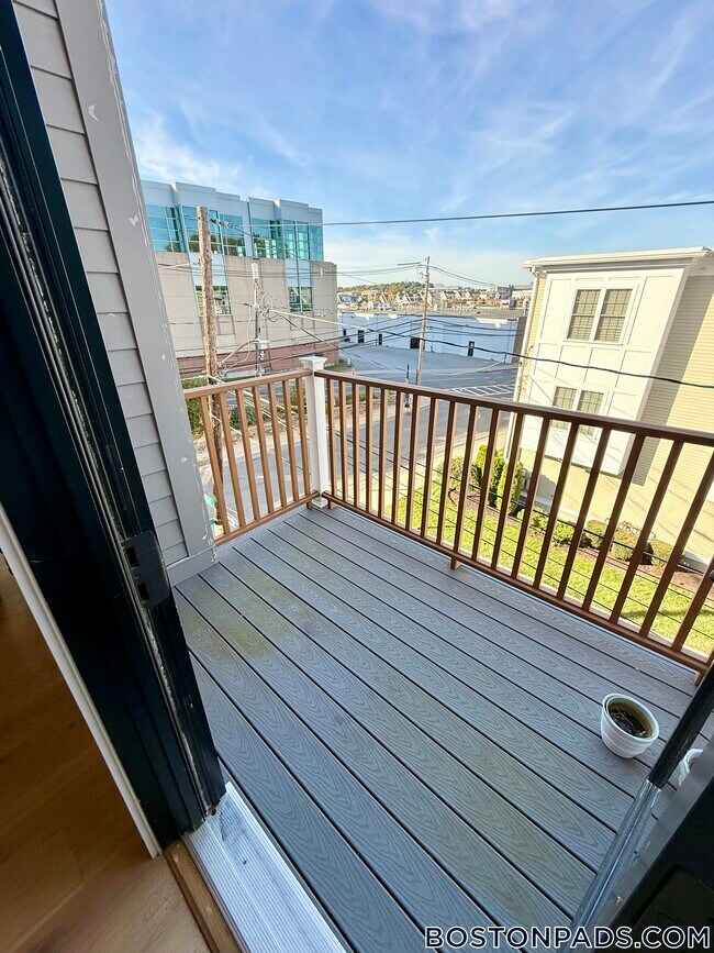 Foto del edificio - 157 Everett St