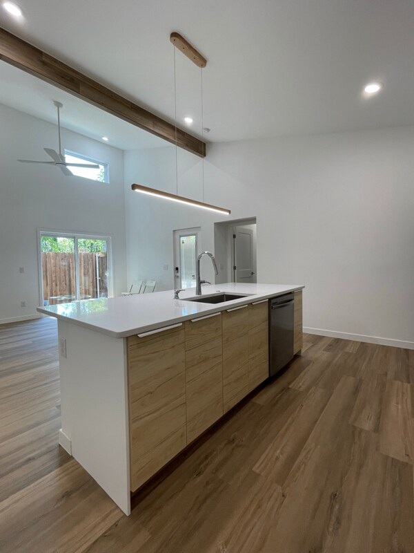 Foto del edificio - 610 E 8th St