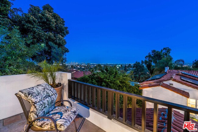 Foto del edificio - 7825 Hillside Ave