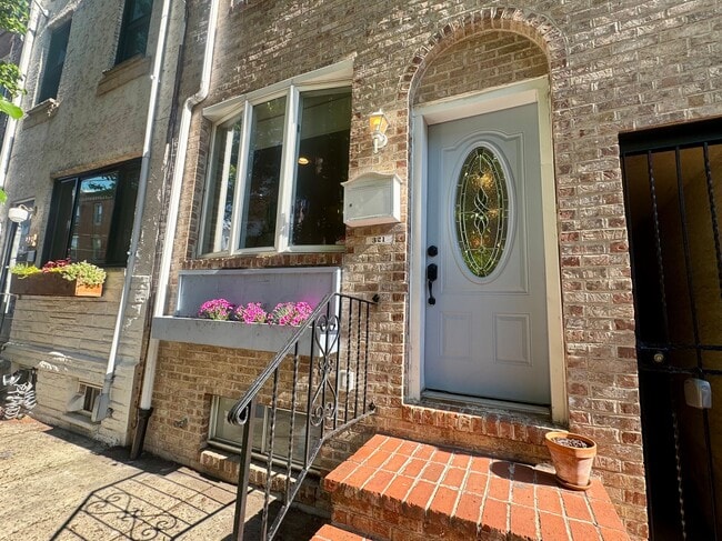 Building Photo - 321 Titan St