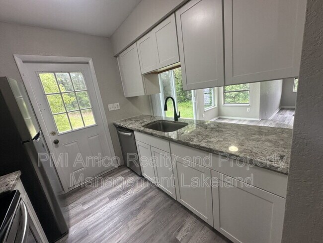 Foto del edificio - 1106 Country Club Ln