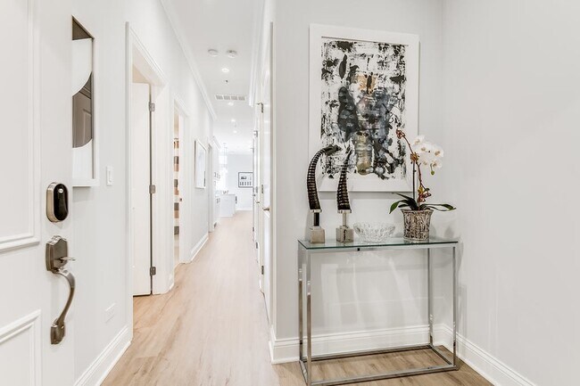 Foto del edificio - 7652 Madison Street Unit 412