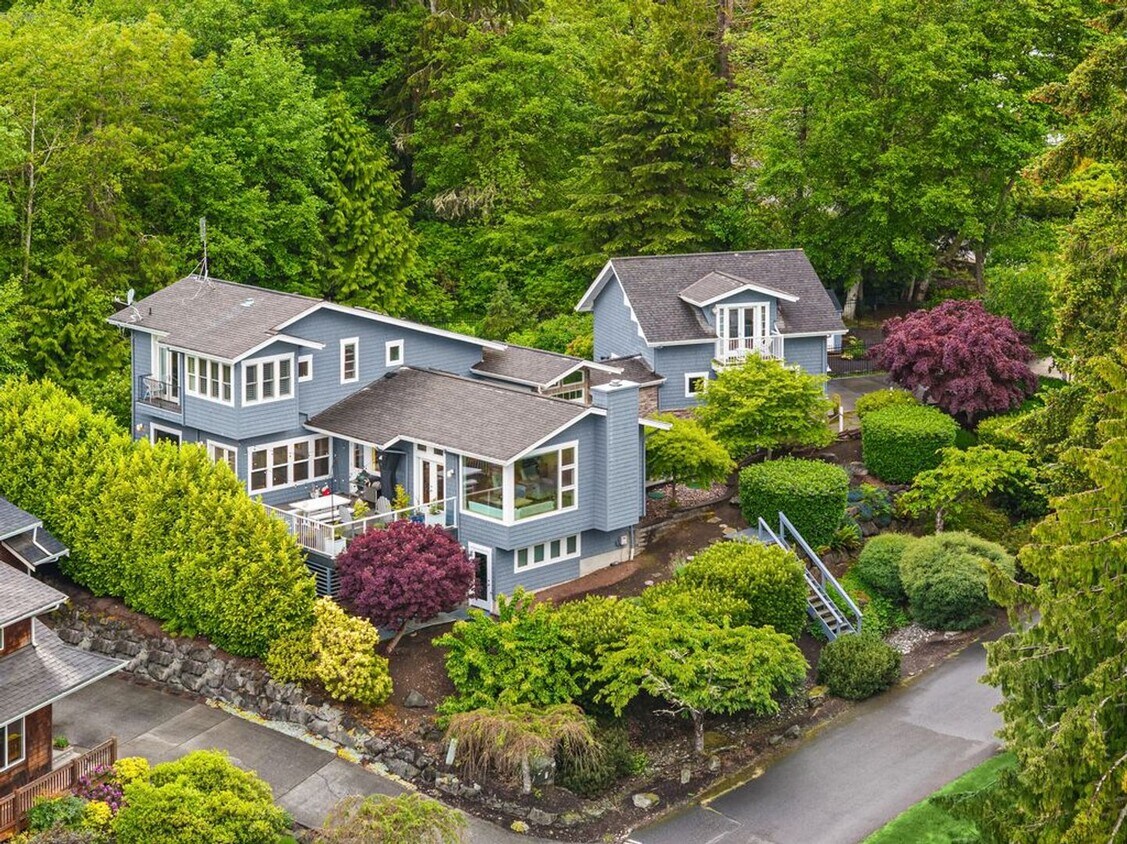 Foto principal - This gorgeous Bainbridge home is now avail...