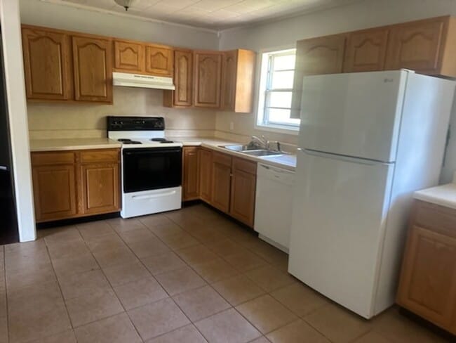Building Photo - *LEASED* 3/1.5 Home for Lease @ 609 9-1/2 ...