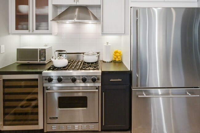Foto del edificio - Epic REA/Azari PM:Gorgeous 1 Bed/ 1 Bath C...