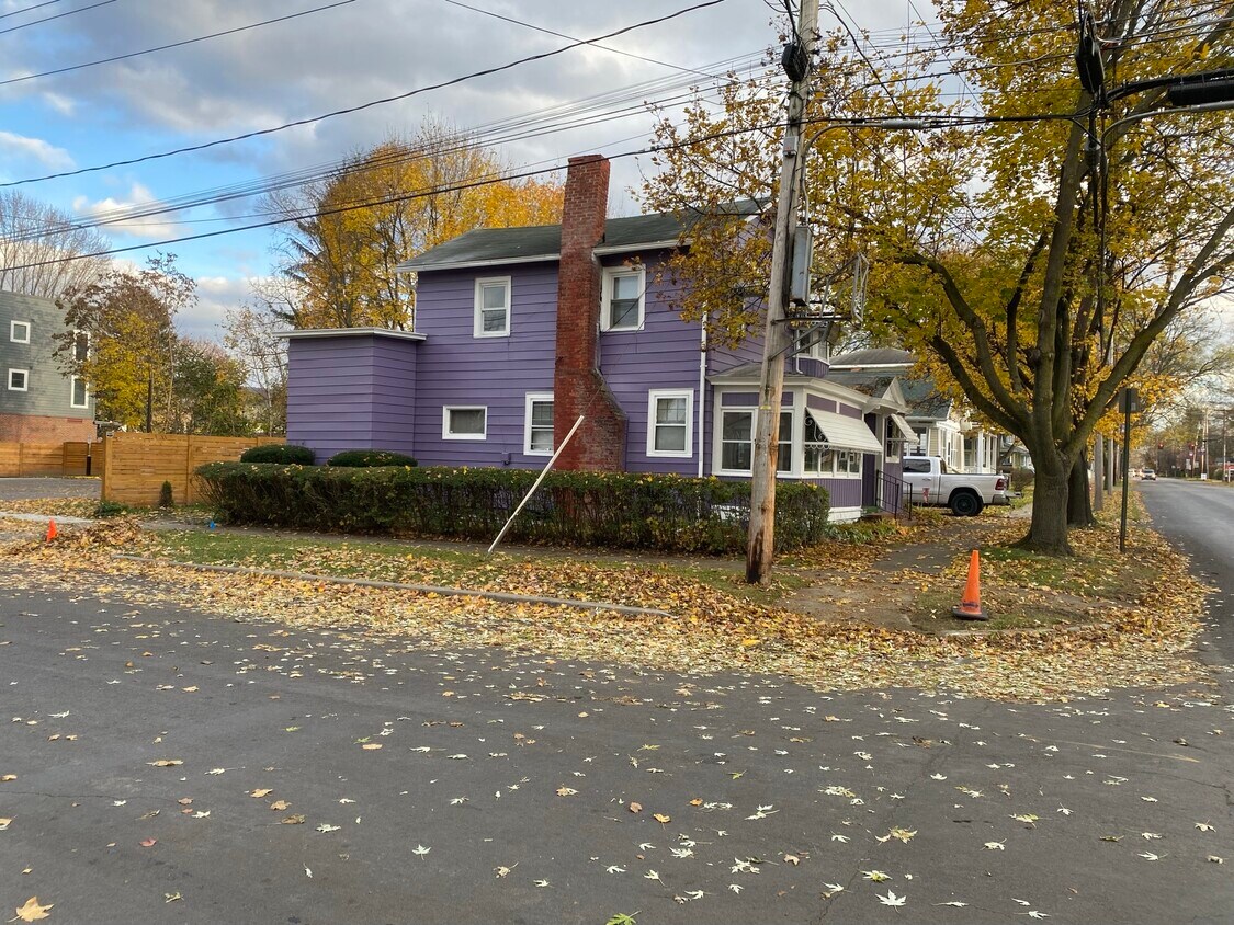 Foto principal - 200 N Decatur St
