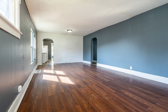 Building Photo - Spacious 2 bedroom/1 bathroom House in Cou...