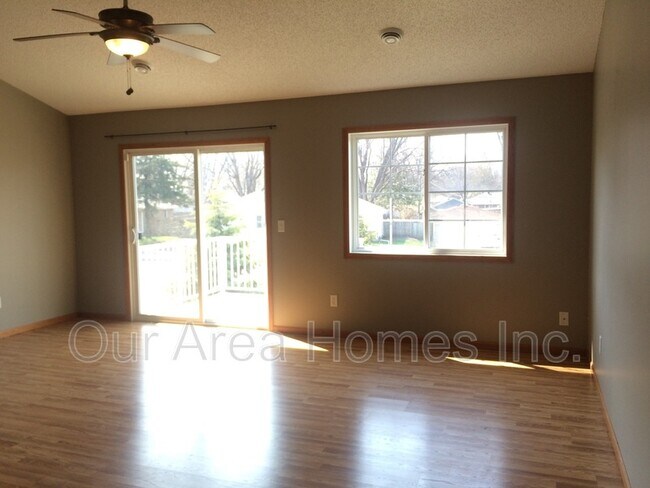 Foto del edificio - 5423 Elm Grove Ave