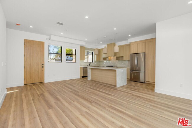 Foto del edificio - 19535 Strathern St