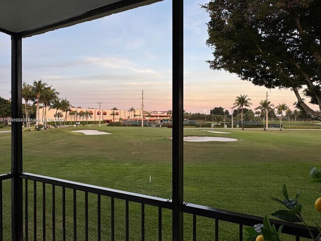 Foto del edificio - 9200 N Hollybrook Lake Dr