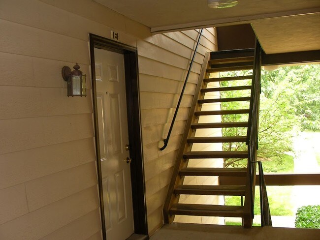 Building Photo - 1625 Carriage House Terrace