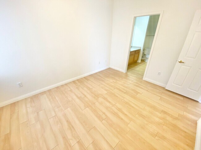 Foto del edificio - STUNNING 2 BEDROOM 2 FULL BATHROOMS 3RD FL...