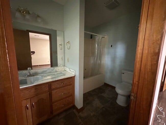 Building Photo - Welcome to this charming 3-bedroom, 2-bath...