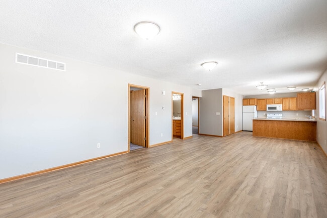 Building Photo - 220 Lakeview Dr