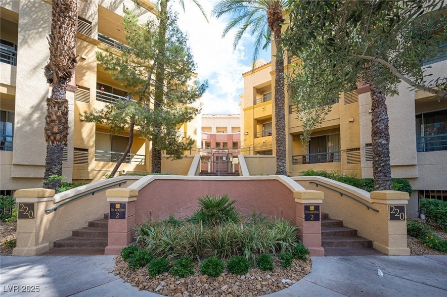 Foto principal - 220 E Flamingo Rd