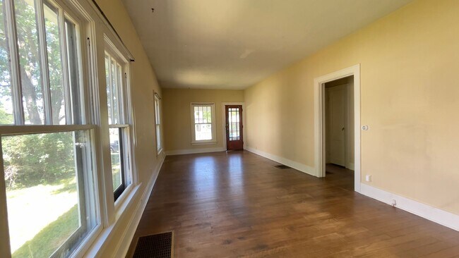 Building Photo - HOUSE...2 Bedroom 1 Bath