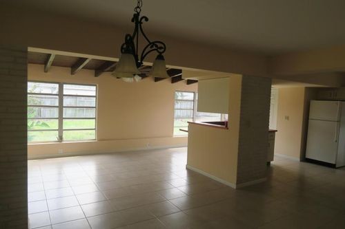 Building Photo - 620 W Kalmia Dr