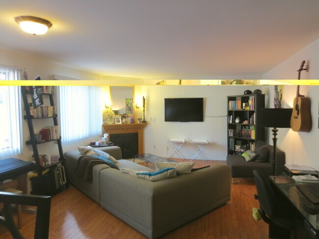Foto del edificio - 832 N Hayworth Ave