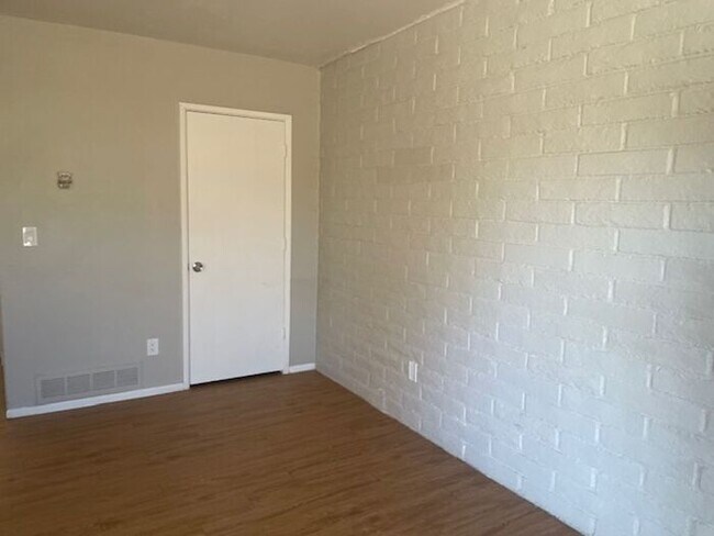 Building Photo - Adorable 2 bedroom duplex with yard-Free rent through the end of Feb!