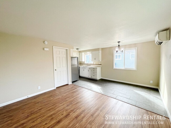 Building Photo - 325½ Schooling St.-