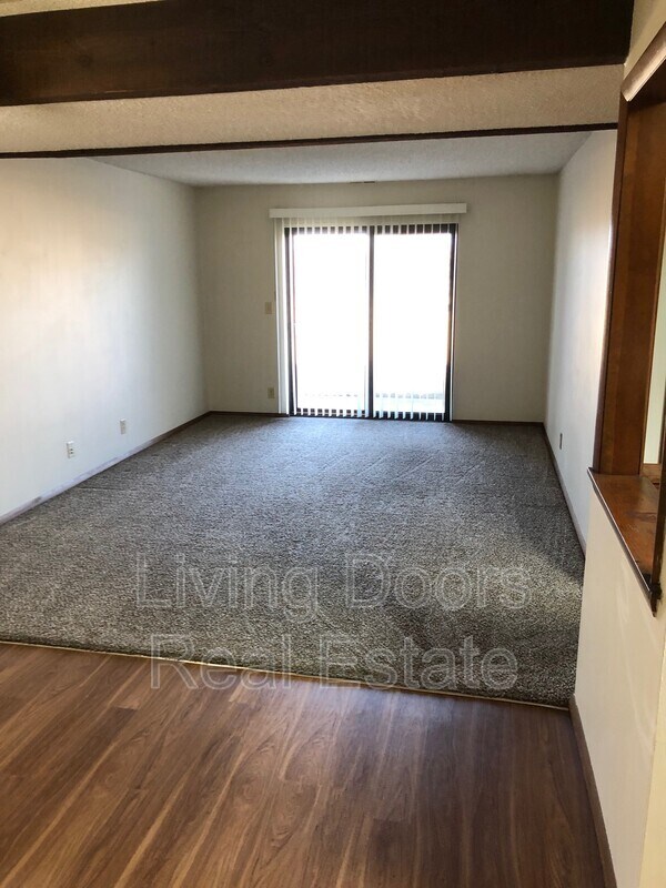 Building Photo - 1935 N Lincoln Ave