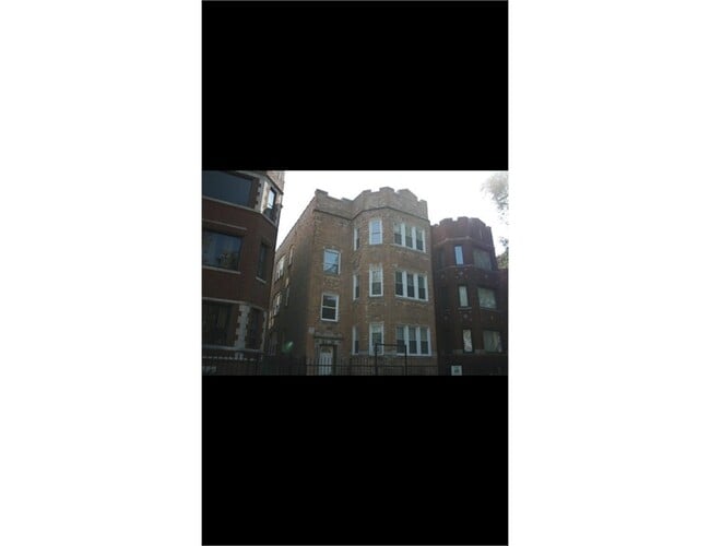 Front of building - 7531 S Phillips Ave