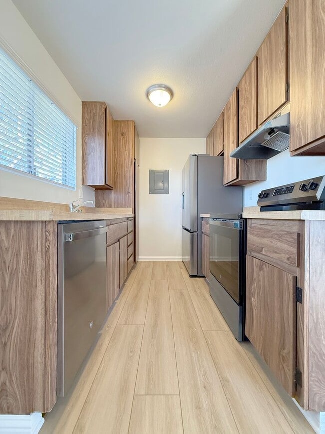 Foto del edificio - 1 Bed + 1 Bath Condo with 1 Carport