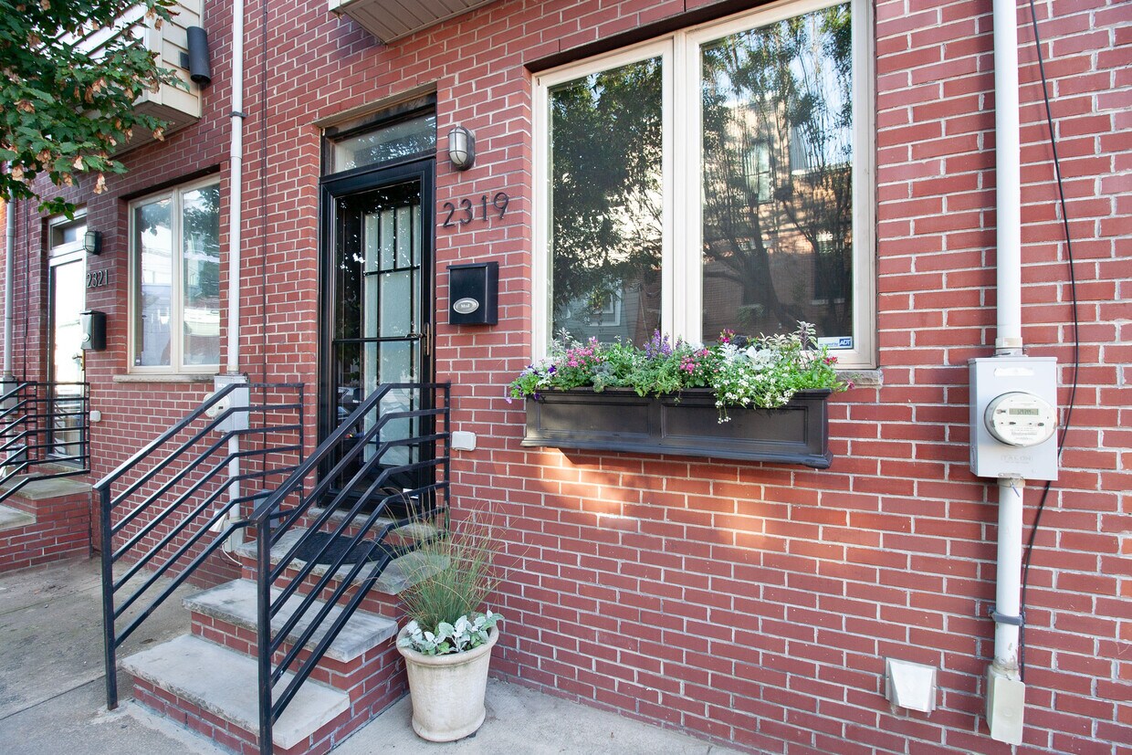 Primary Photo - 2319 E Thompson St