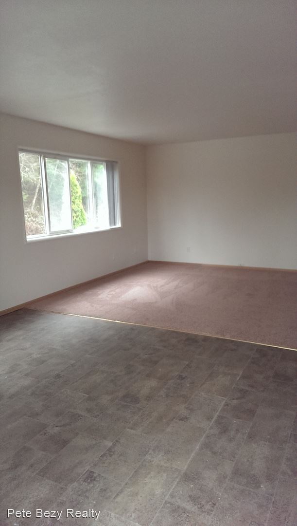 Building Photo - 1120 SE 2nd St