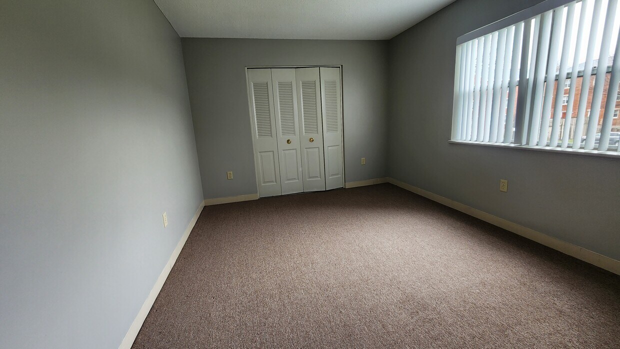 Primary Photo - 102 N Point Dr
