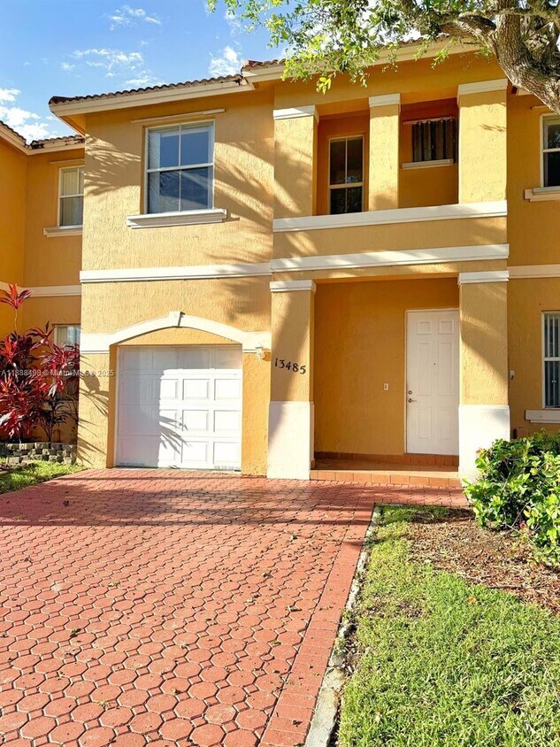 Foto principal - 13485 NW 9th Ct
