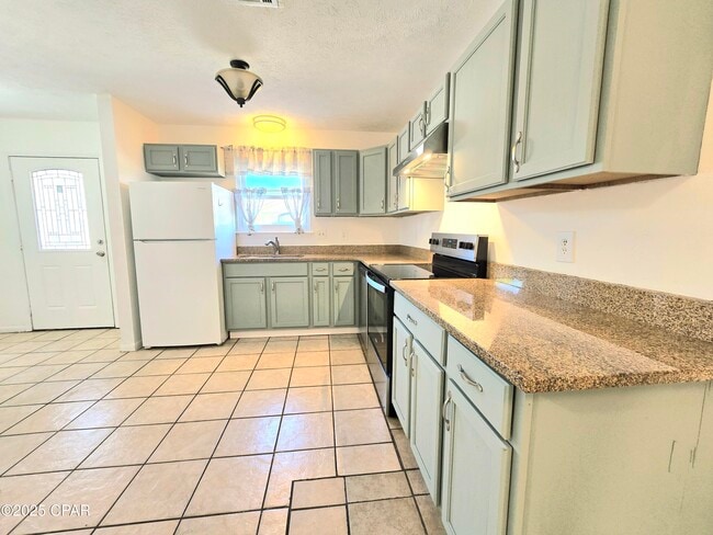 Building Photo - 636 W Caladium Cir