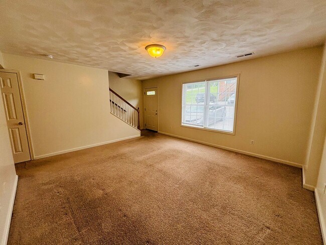 Building Photo - 2 Bedroom, 1.5 Bath Townhouse