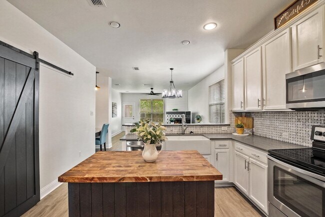 Foto del edificio - 1509 Waterfall Ln