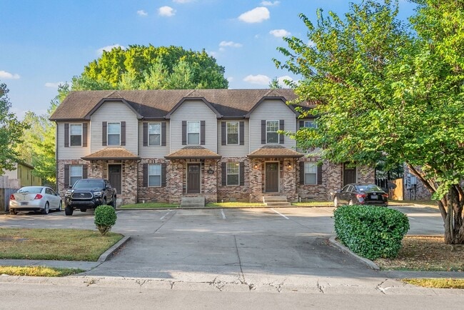 Foto del edificio - Two Bedroom Town House Off Exit 1!