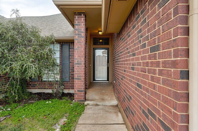 Foto del edificio - Dazzling 4 Bedroom 2 Bathroom in Gated Com...